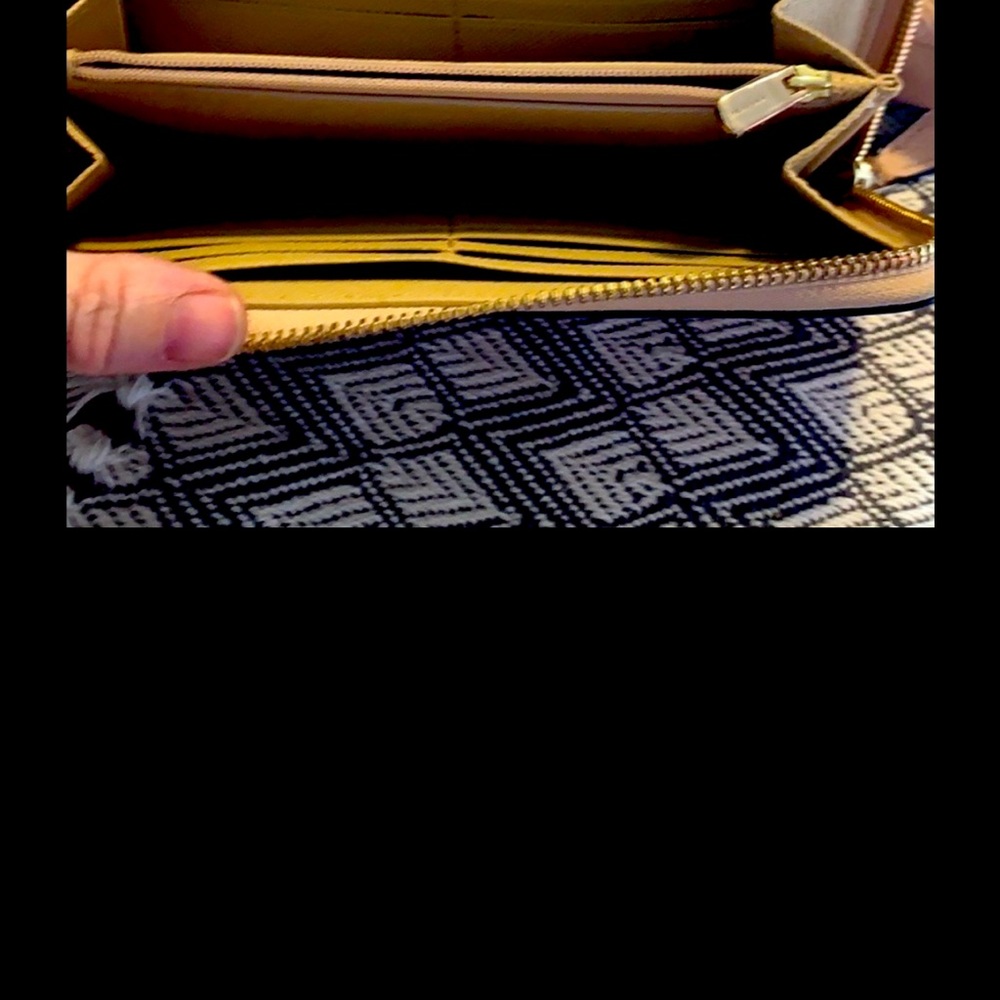 Authentic Coach Tan wallet in good condition open to offers - Picture 4 of 4